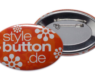 ovaler Button mit Sicherheitsnadel