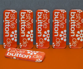 6 Stück bedruckte Buttons: rechteckig 70 x 25 mm