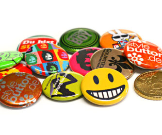 viele 25 mm Buttons: Standard, Metallic, Neon