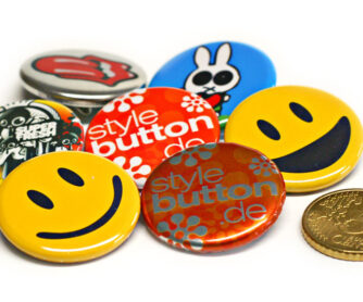 32 mm Buttons im Größenvergleich zu einer 50 Cent Münze