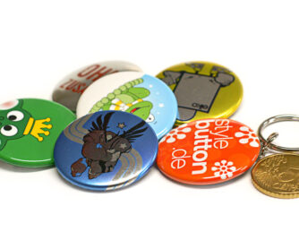 37 mm Buttons im Größenvergleich zu 50 Cent Münze