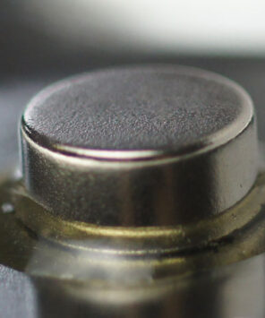 Supermagnet mit Epoxy eingeklebt