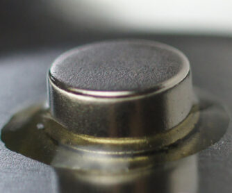 Supermagnet mit Epoxy eingeklebt