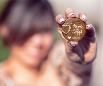 Hochzeitsanstecker Wooden Heart in Hand