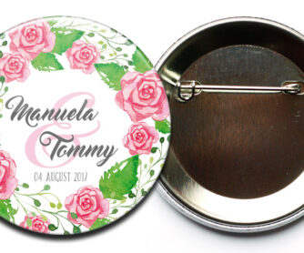 personalisierter Hochzeits-Button mit Rosengesteck mit Sicherheitsnadel