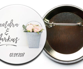 Hochzeit Button 37: Rosen in Zinkeimer mit Personalisierung; mit Nadel