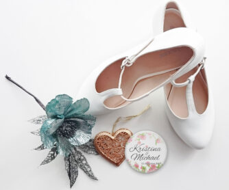 Hochzeitanstecker "Sommerklee" neben Brautschuhen
