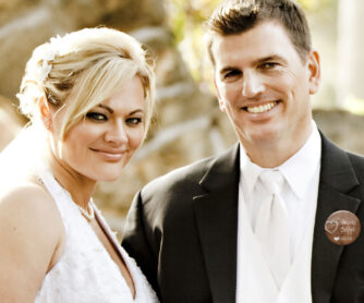 Brautpaar mit Hochzeit Button Wooden Heart