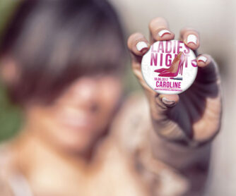 Ansteckbutton Frauen Mod. 22 Frau hält Button in der Hand