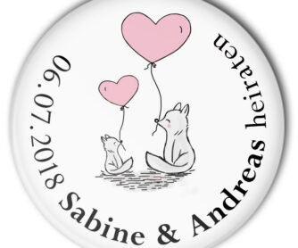 Hochzeit-Button 43 zwei Füchse mit Herz Luftballon: personalisiert