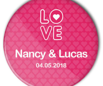 Hochzeit-Button Love: das pinkfarbene Modell 44 überzeugt mit seinem grafischen LOVE-Schriftzug und der Individualisierung