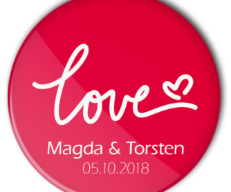 Hochzeit-Button 45 red Love: roter Buttons mit "Love"-Schriftzug, Name von Braut und Bräutigam und Traudatum personalisiert