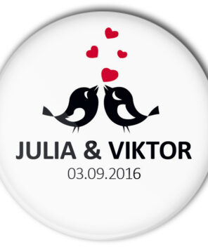Motiv #48 unserer Hochzeit-Buttons mit 2 Piepmätzen und roten Herzen. Natürlich personalisiert.