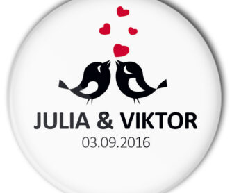 Motiv #48 unserer Hochzeit-Buttons mit 2 Piepmätzen und roten Herzen. Natürlich personalisiert.