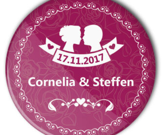 Hochzeits-Buttons Nr. 47 mit Brautpaar Silhouette, Datum und Name