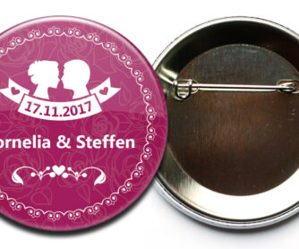 Hochzeits-Button #47 zugewandt mit Nadel als Verschluss