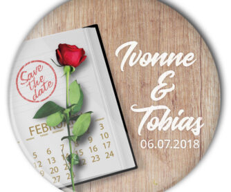 Hochzeitsbutton 46 mit Terminplaner und roter Rose auf Tisch: individualisiert