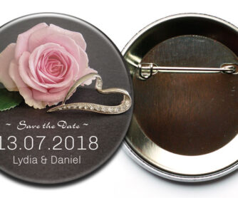 Save the Date Button 41 mit Rose und Diamant besetztem Ring; Befestigung: Sicherheitsnadel