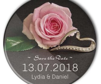 Save the Date Button 41: Rose, diamantbesetzter Ring; personalisiert mit Namen und Trauungs-Datum