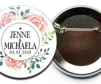 Hochzeitsbutton Mod. 39: Rosenbukett mit Name von Braut und Bräutigam bedruckt; mit Sicherheitsnadel