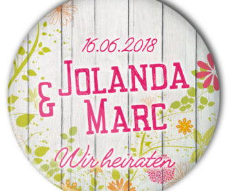 Hochzeitsbutton Modell 40 florales Motiv auf weiß lasiertem Holzuntergrund: personalisiert