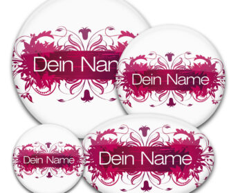 floral gestalteter Namensbutton in weinrot-weiß