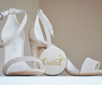 Brautschuhe mit Brautbutton Motiv 27 goldene Schrift auf altweißem Untergrund