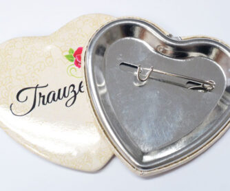 Trauzeugebutton mit Sicherheitsnadel