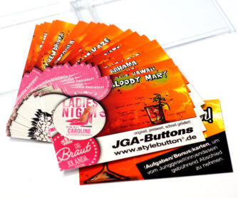 Achtung Action! Unser JGA-Spiel besteht aus Kärtchen mit Aufgaben für einen spannenden Junggesellinnenabschied