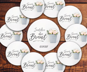 Buttonset zum Junggesellenabschied für Frauen: #31 mit Zinkeimer und lachsfarbenen Rosen