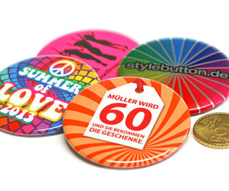 bunte Buttons 56 mm Durchmesser Größenvergleich 50 Cent Münze