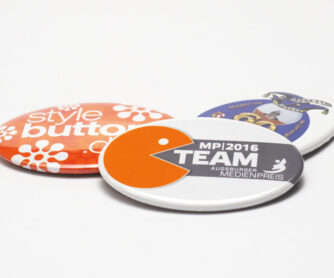 3 selbst gestaltete, bedruckte ovale Buttons