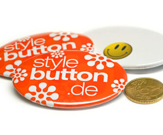 3 ovale Buttons im Größenvergleich zu 50 Cent Münze