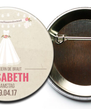 rückseitige Sicherheitsnadel des JGA-Buttons Nr. 20 mit einem Brautkleid und einer Girlande