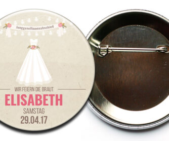 rückseitige Sicherheitsnadel des JGA-Buttons Nr. 20 mit einem Brautkleid und einer Girlande