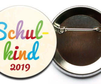 Button Schulkind 10 bunter Schriftzug mit Sicherheitsnadel