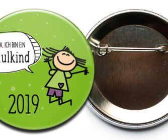 Button Hurra ich bin ein Schulkind 4 hüpfendes Mädchen grün mit Sicherheitsnadel