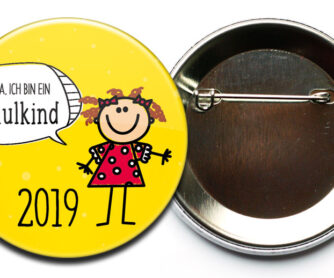 Button Hurra ich bin ein Schulkind 9 Mädchen gelb mit Sicherheitsnadel