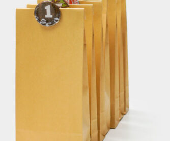 Kraftpapier Beutel mit Zahlenbuttons als Kalender