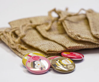 Adventskalender Basteln: mit Stoffbeuteln und Zahlen Buttons