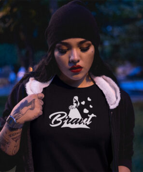 Frau trägt schwarzes JGA T-Shirt T72 mit weißem Print 