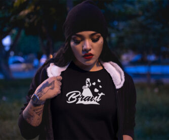 Frau trägt schwarzes JGA T-Shirt T72 mit weißem Print "Braut"