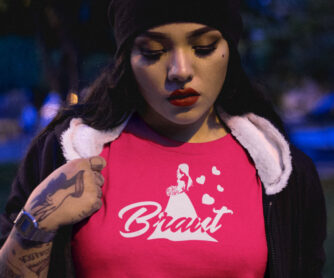 Frau trägt fuchsiafarbenes JGA-Shirt T72 mit weißer Brautsilhouette, Herzen und Schriftzug "Braut"
