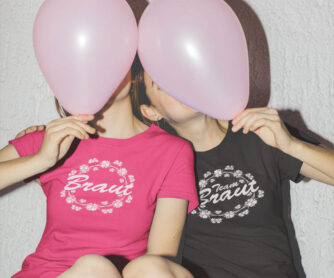 zwei Damen machen beim JGA Quatsch: T-Shirt Mod. 73 by stylebutton