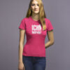 Frau mit T-Shirt für JGA in fuchsia 