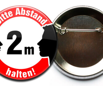 Bitte Abstand halten Button mit Sicherheitsnadel