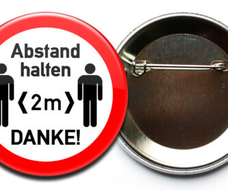 Abstand halten! Button, safety pin