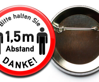 Bitte halten Sie 1,5m Abstand-Anstecker werden mit Sicherheitsnadel befestigt.