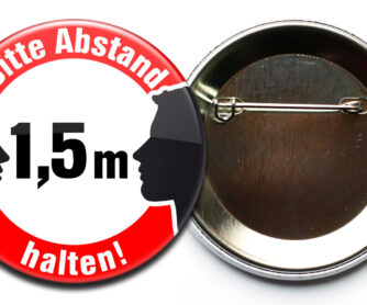 Der Bitte 1,5 m Abstand halten! Button wird mit einer Sicherheitsnadel befestigt.