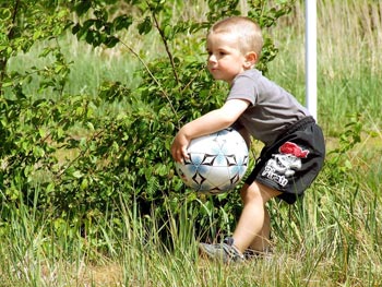 Ein Ball ist auf jeder Hochzeit ein beliebtes Spielgerät für Kinder.